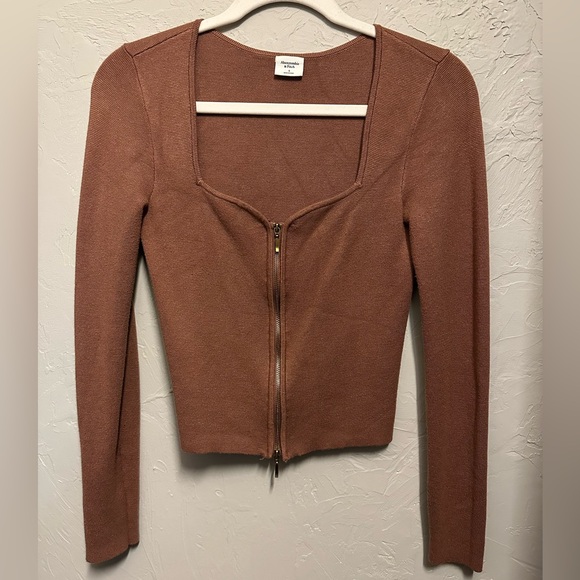 Abercrombie & Fitch Zip-Up Notch-Neck Slim Top - small - Picture 2 of 6